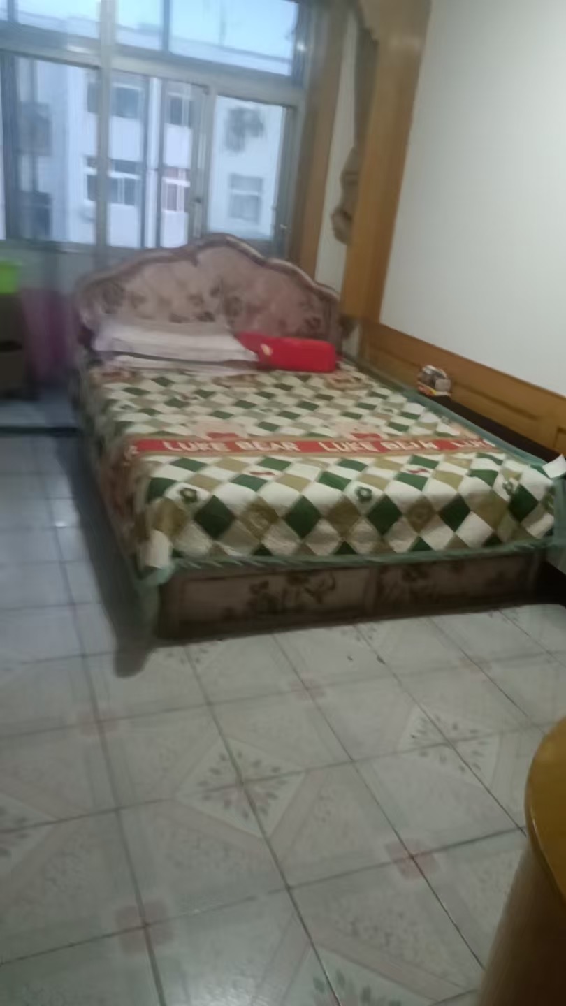 @ 出租出售​下谭家四楼小三居家具家电齐全有空调。