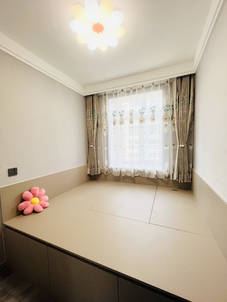 石岛开发区凯旋西区精装三居室出售