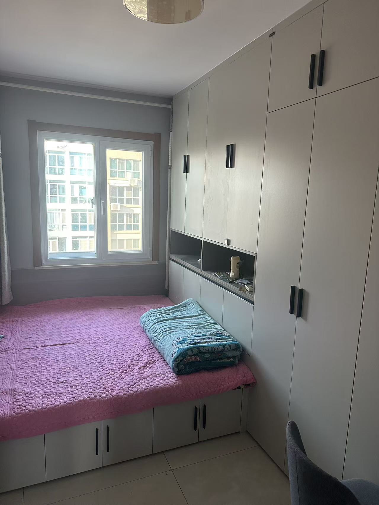 凤凰湖b区前排步梯五楼两室一厅出租