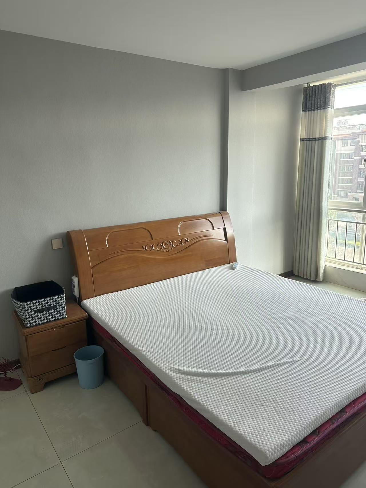 凤凰湖b区前排步梯五楼两室一厅出租