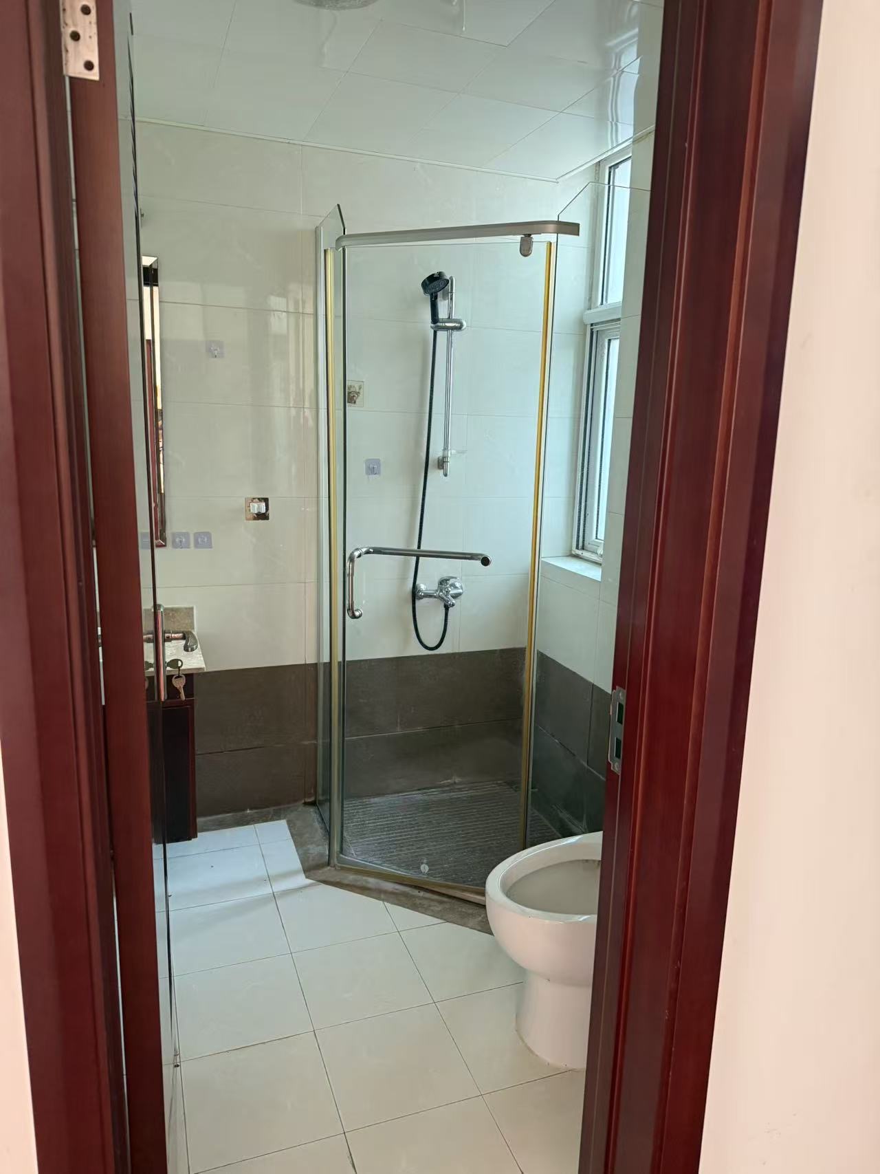 @出租海映山庄二楼，两居室，家电家具齐全有空调