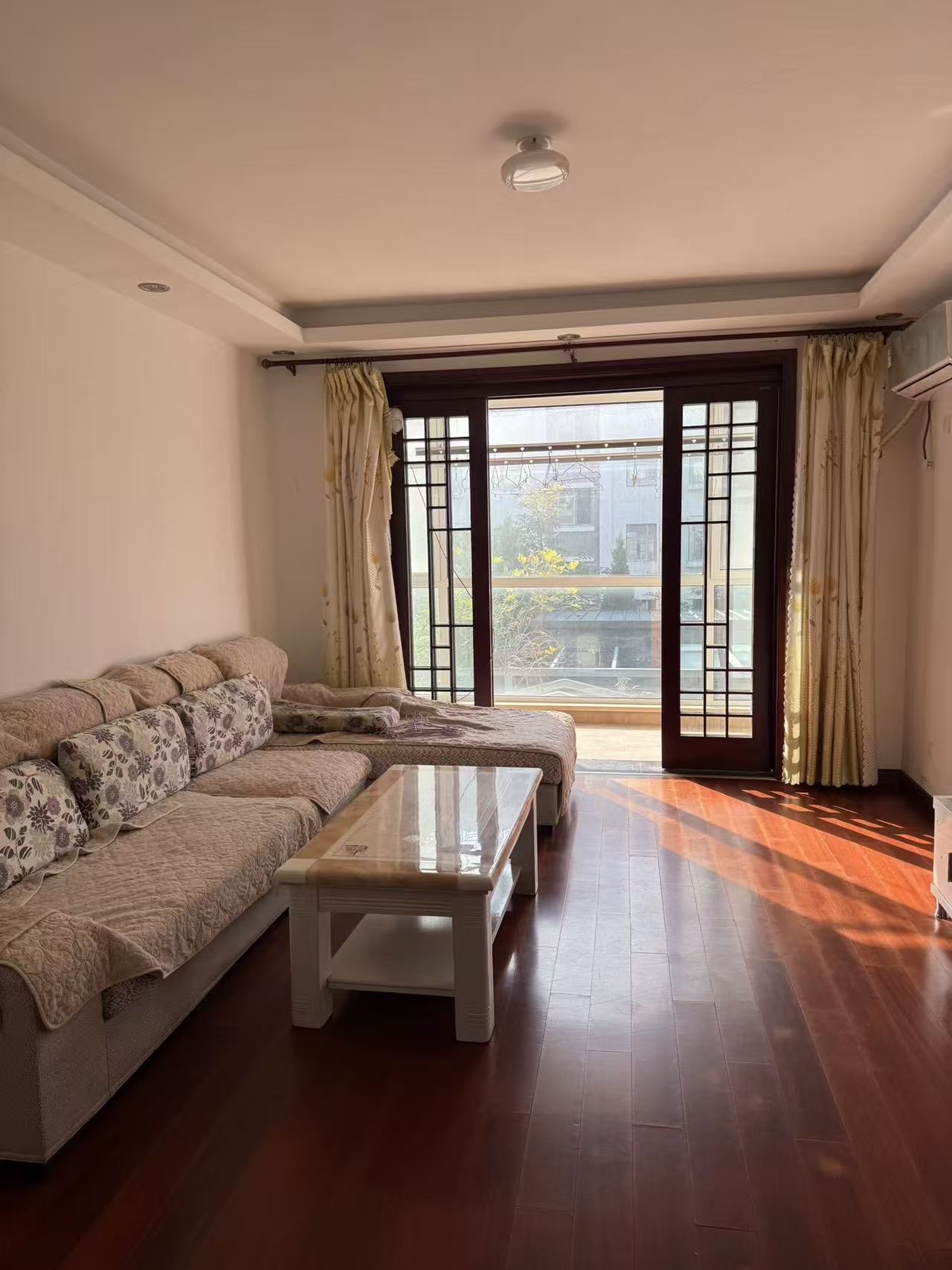 @出租海映山庄二楼，两居室，家电家具齐全有空调