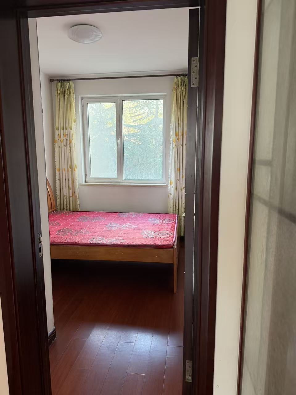 @出租海映山庄二楼，两居室，家电家具齐全有空调