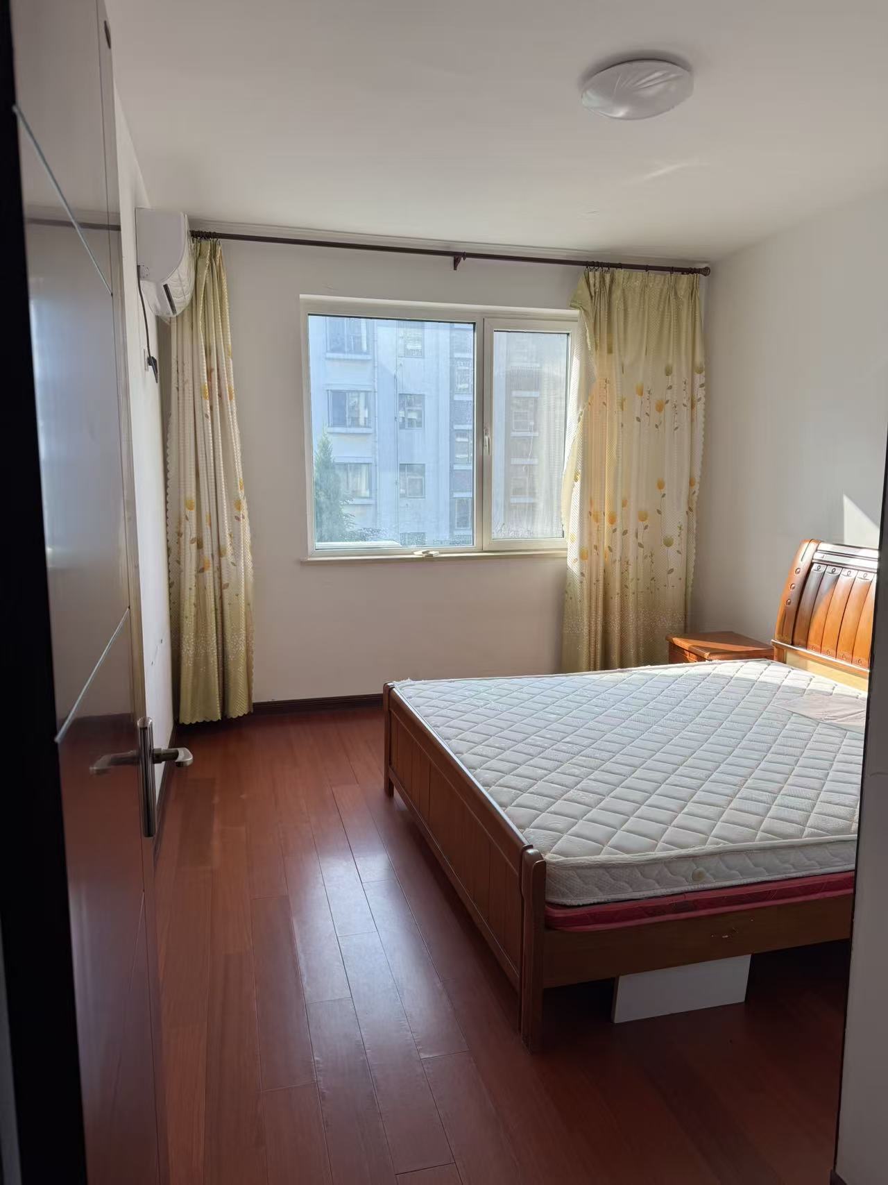 @出租海映山庄二楼，两居室，家电家具齐全有空调