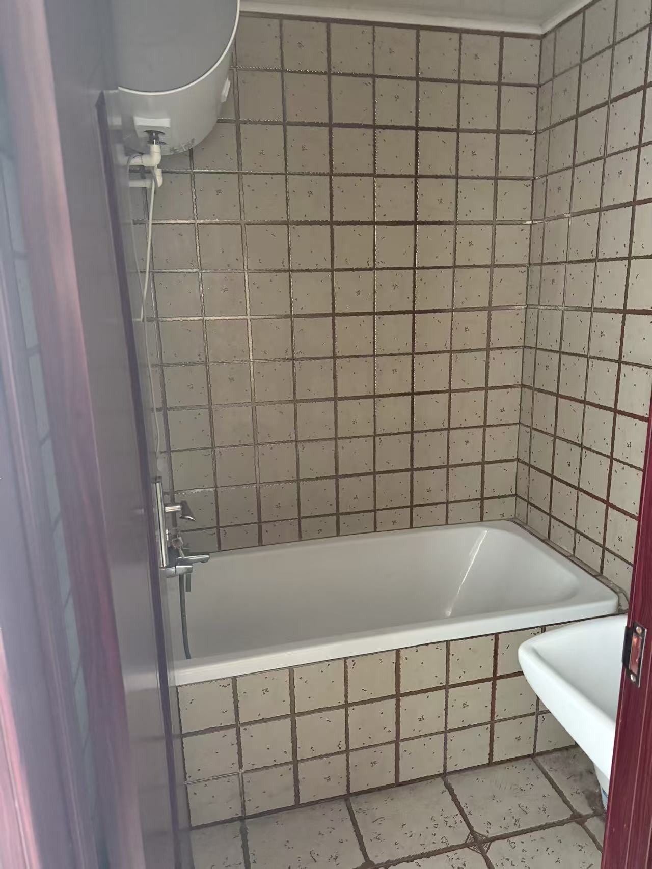 @出租蔚蓝御景小公寓，有热水器可月租500一个月