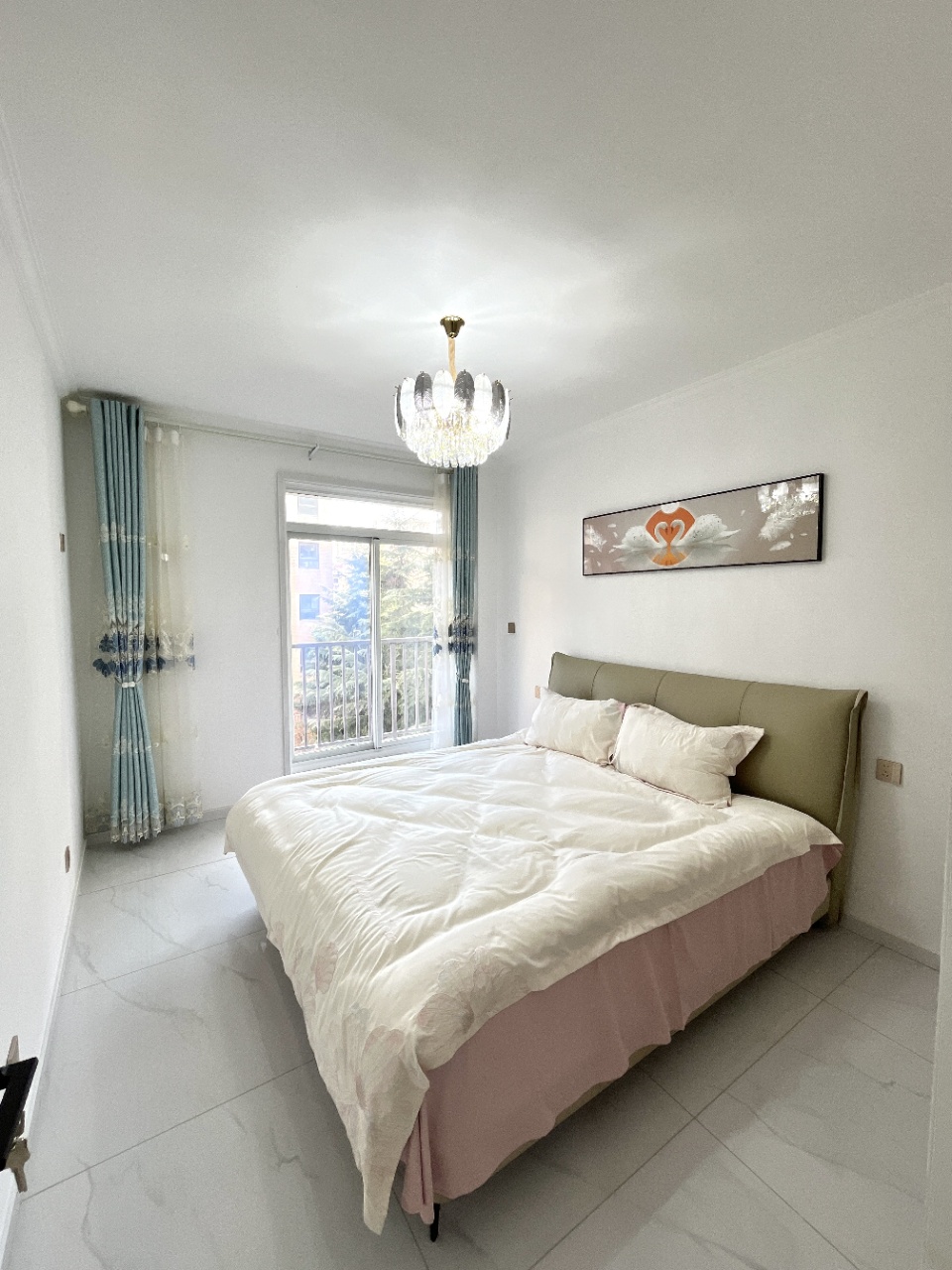 @山海里外区三楼90.27平两居室，全新装修未住过家电家具齐