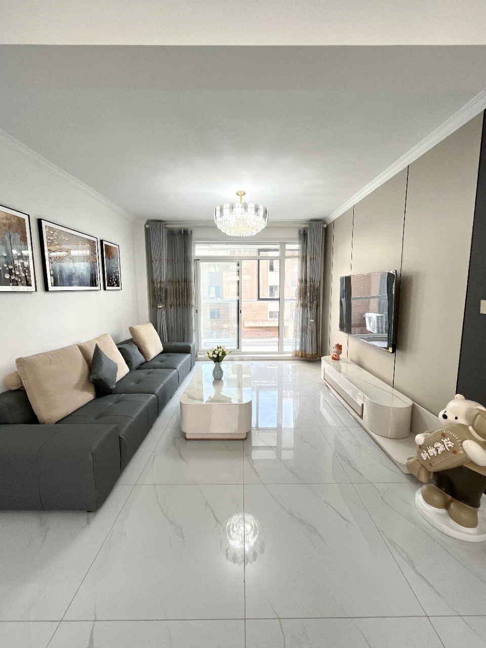 @山海里外区三楼90.27平两居室，全新装修未住过家电家具齐