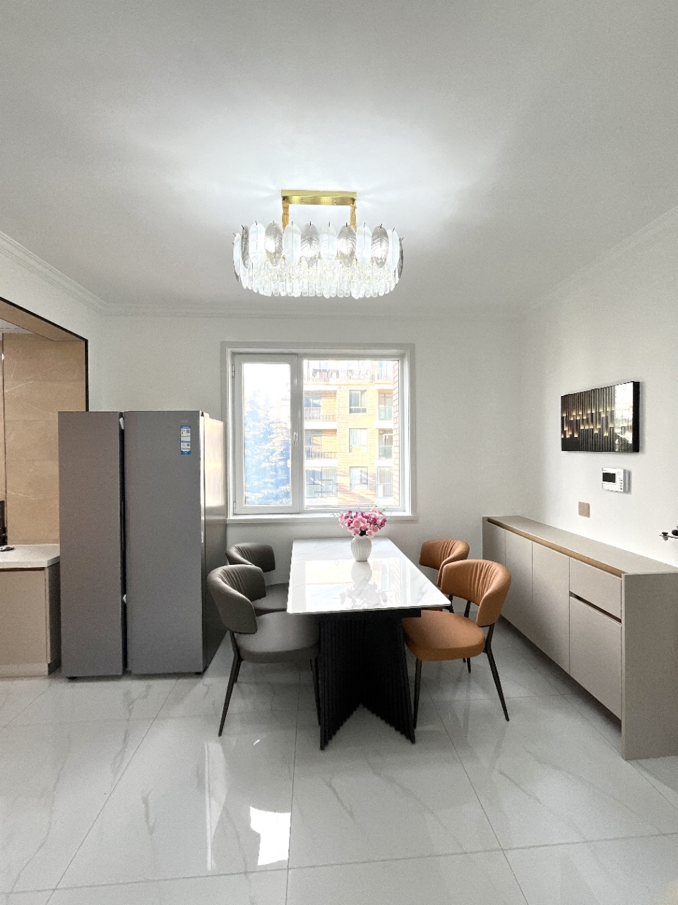 @山海里外区三楼90.27平两居室，全新装修未住过家电家具齐