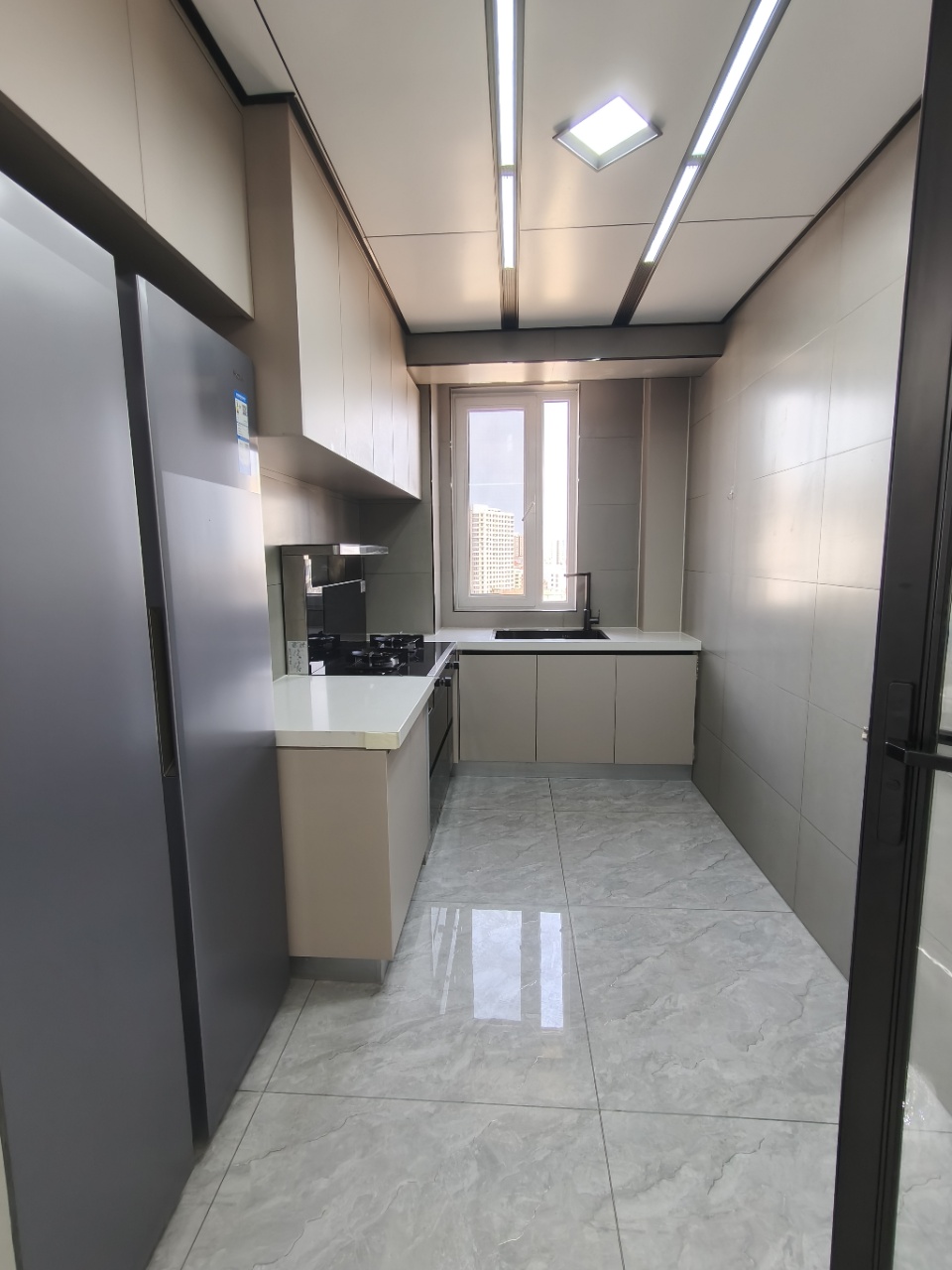 @蔚蓝御景电梯16楼三室两厅两卫新装修带家电家具拎包入住