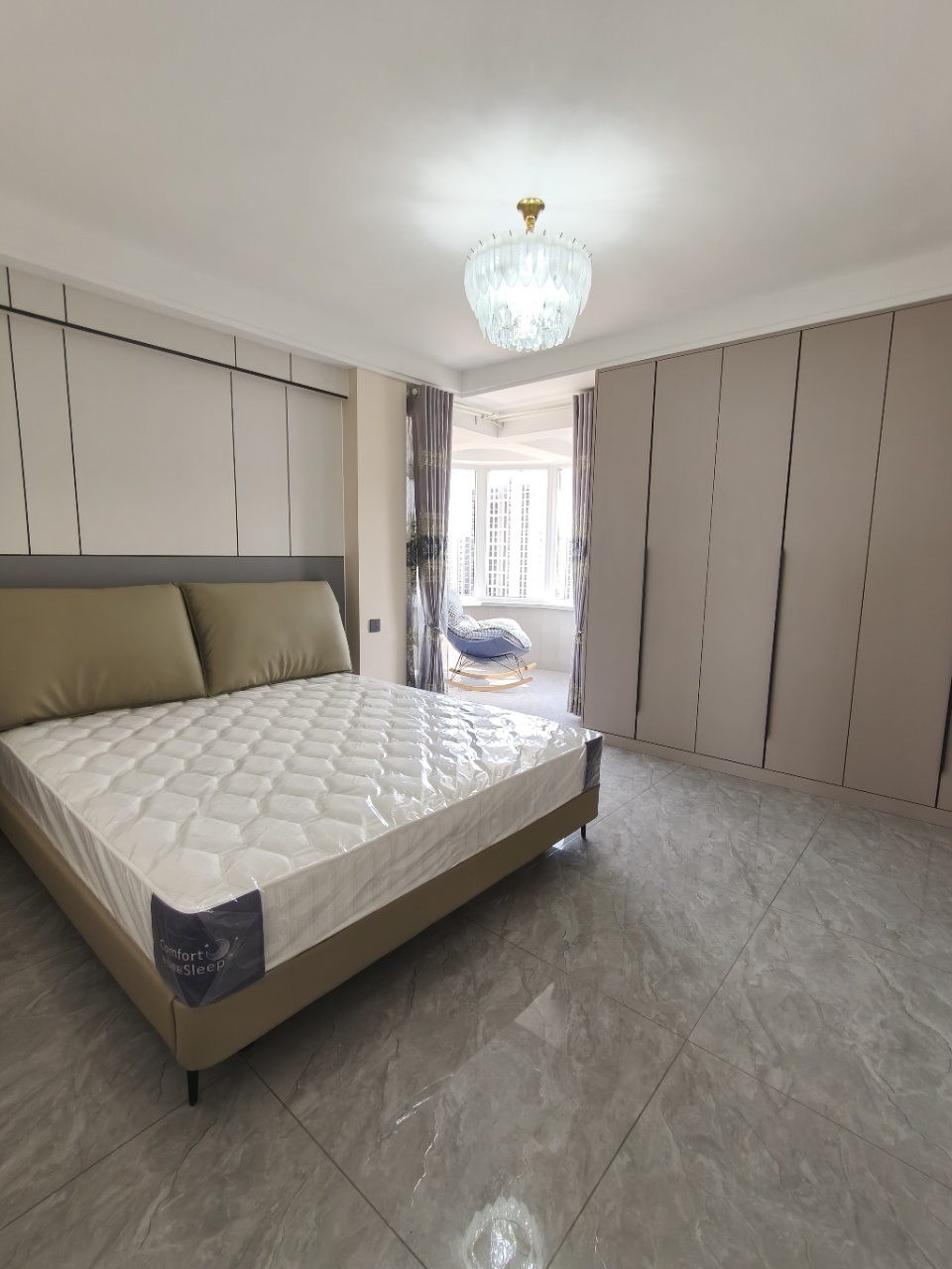 @蔚蓝御景电梯16楼三室两厅两卫新装修带家电家具拎包入住