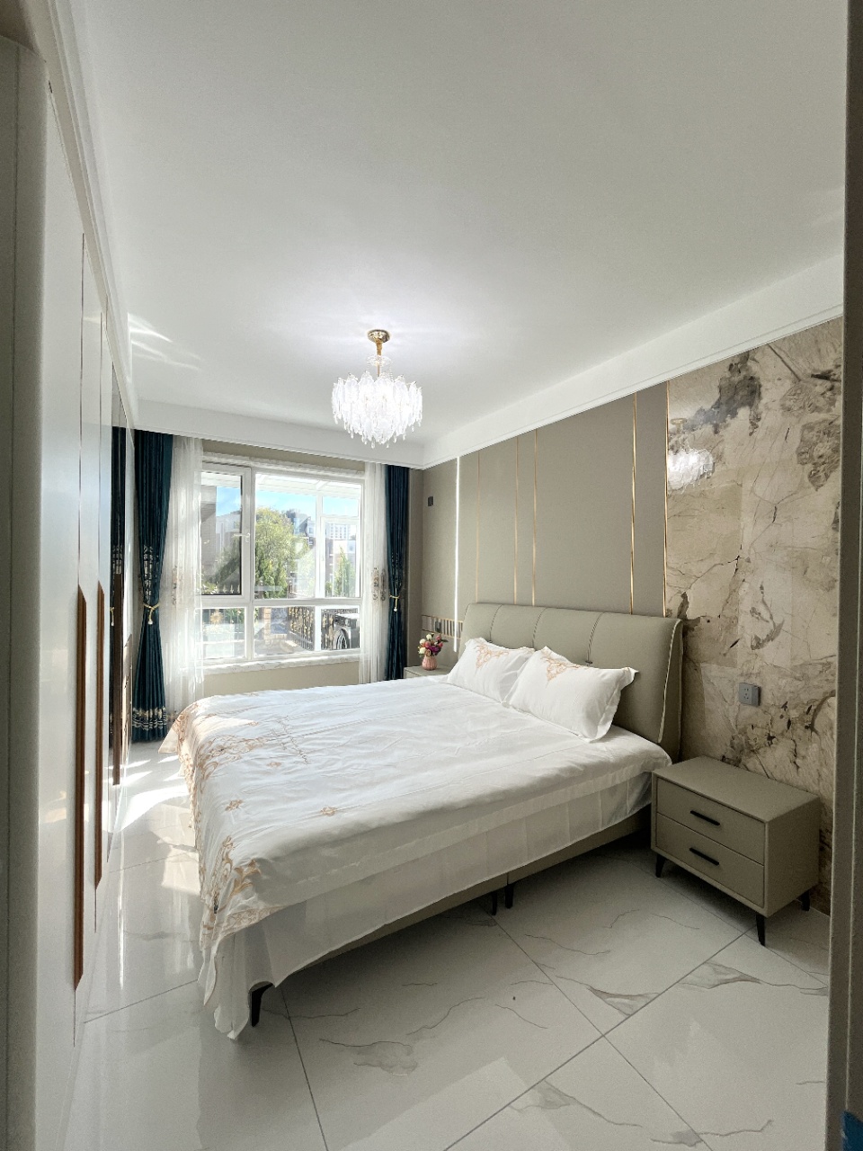 @山海里一楼带花园，79平两室两厅，全屋防水高档装修电动沙发