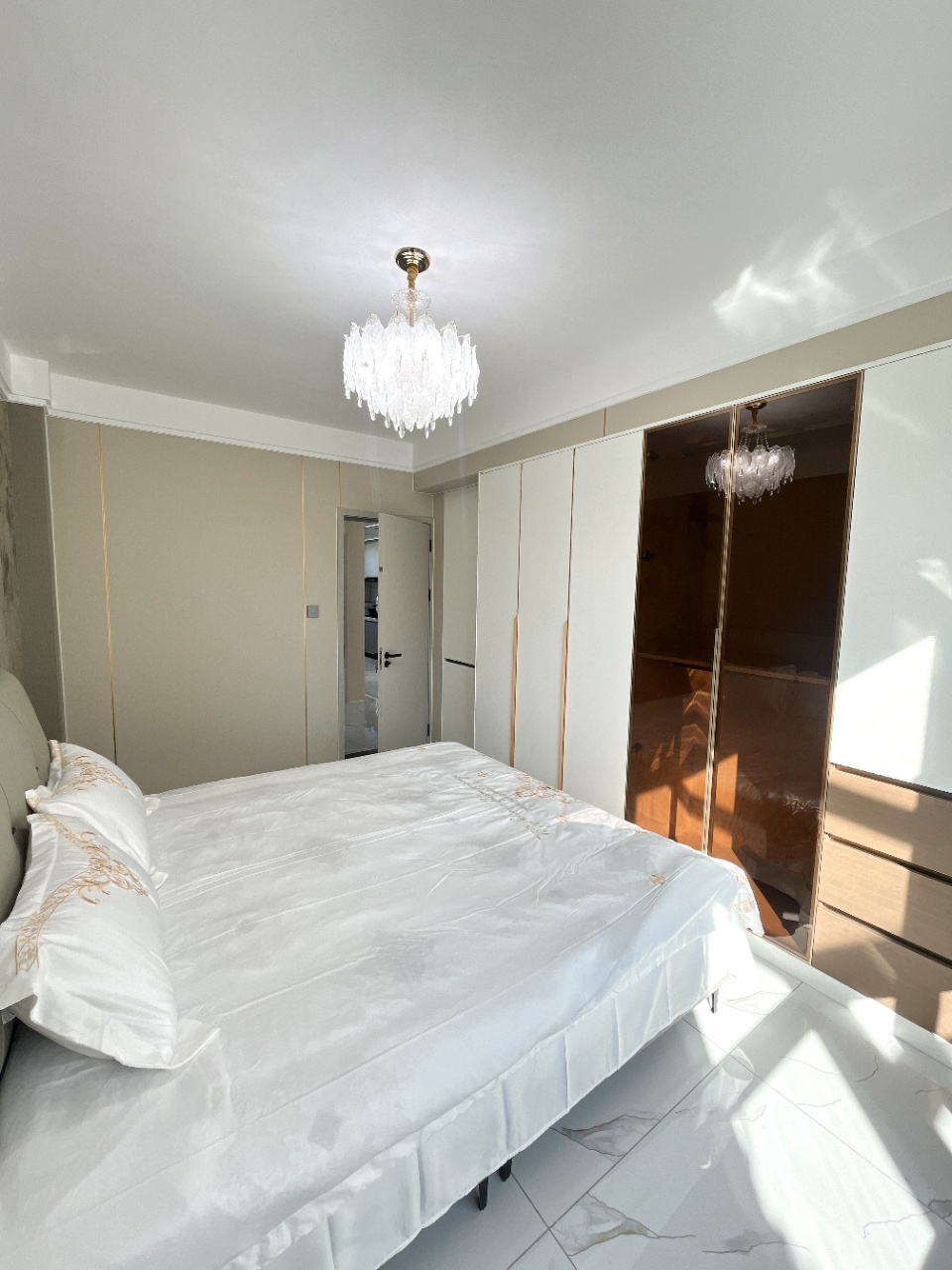 @山海里一楼带花园，79平两室两厅，全屋防水高档装修电动沙发