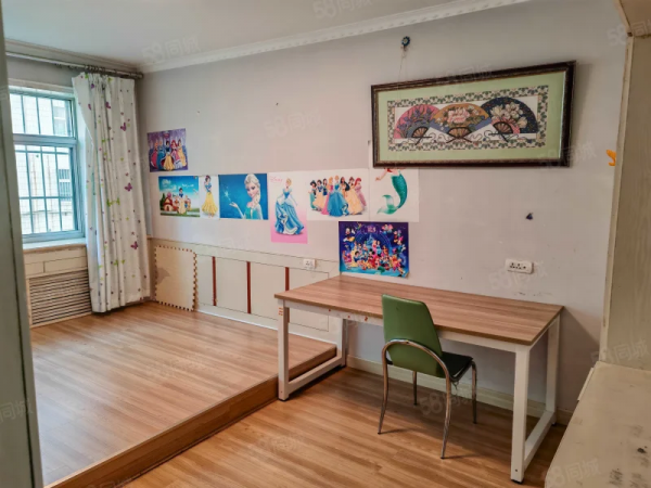 石岛东南山小区三室两厅一卫出售，带大地下室，1楼，近实验小学