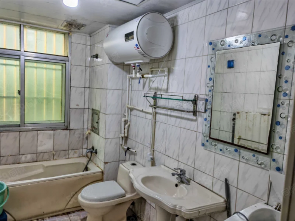 石岛东南山小区三室两厅一卫出售，带大地下室，1楼，近实验小学