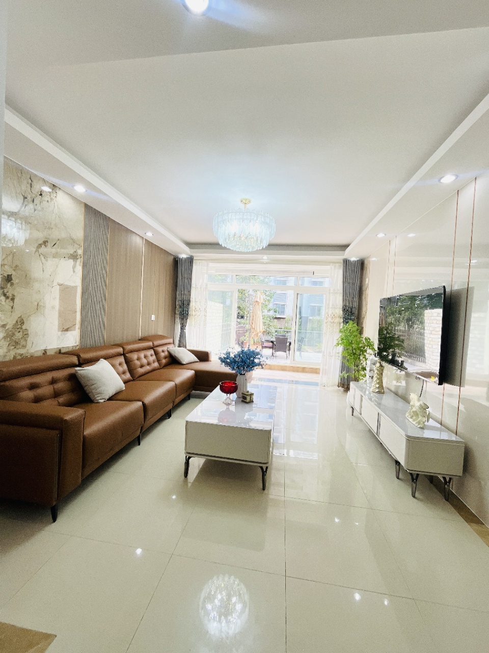 @海映山庄一楼带花园两居室家电家具齐全带车库