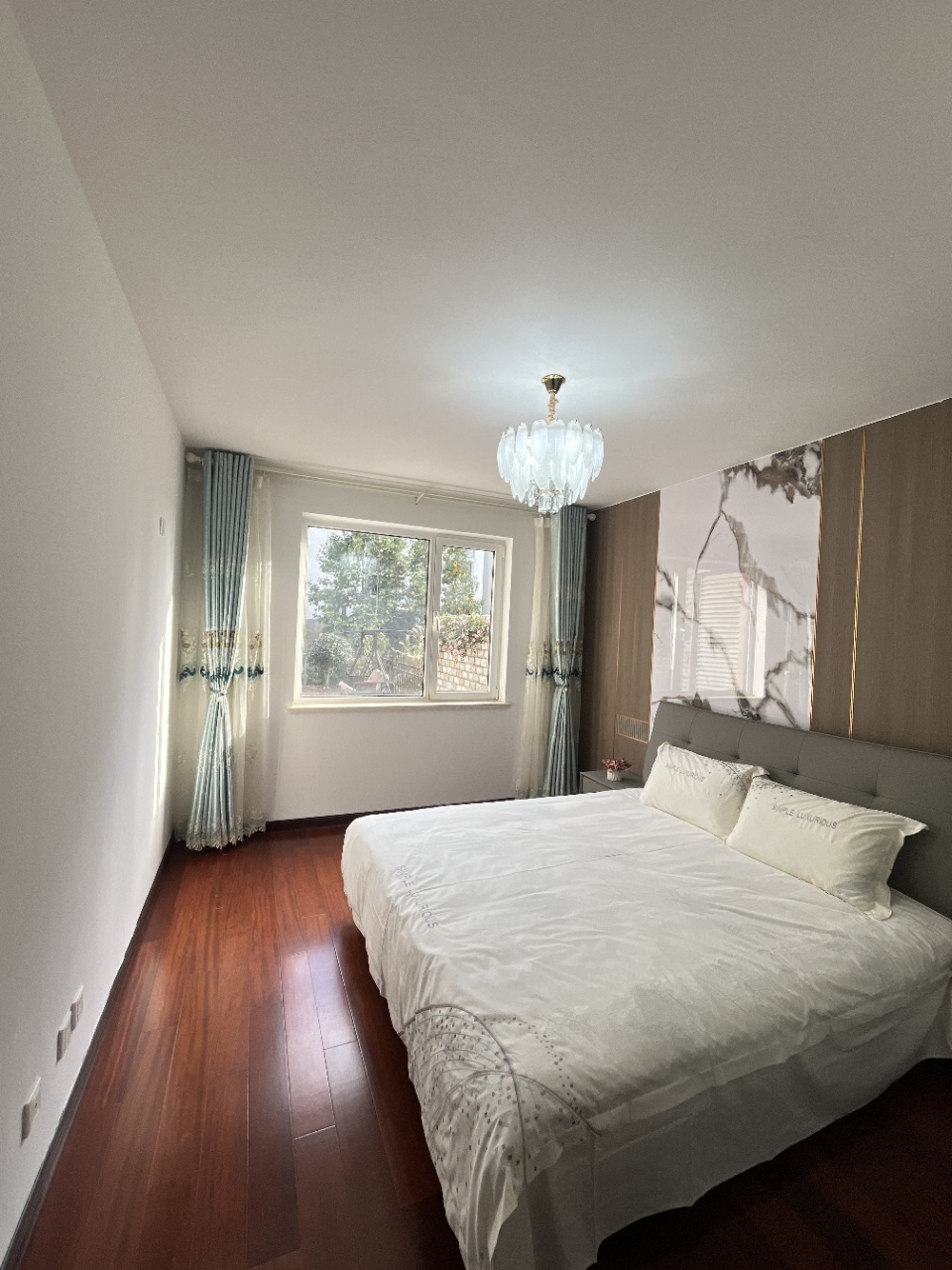 @海映山庄一楼带花园两居室家电家具齐全带车库