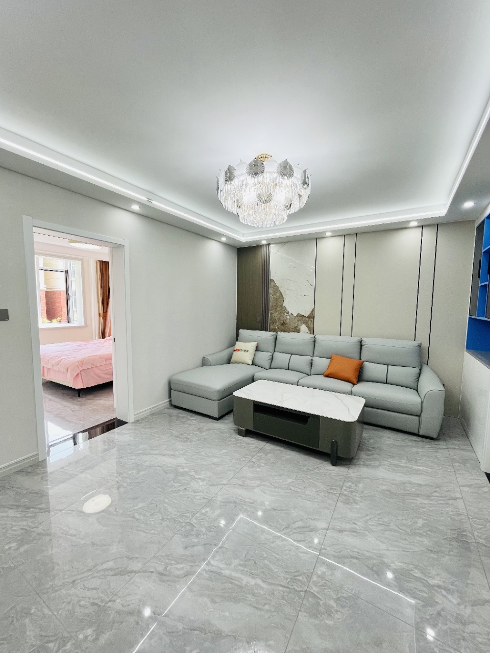 @凯旋西区3楼三居室83.1平全新装修窗户全换阳台已封家具家