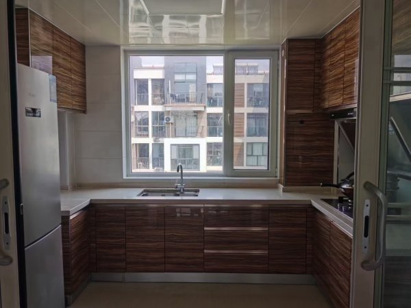 石岛开发区山海里小区精装三居室出租