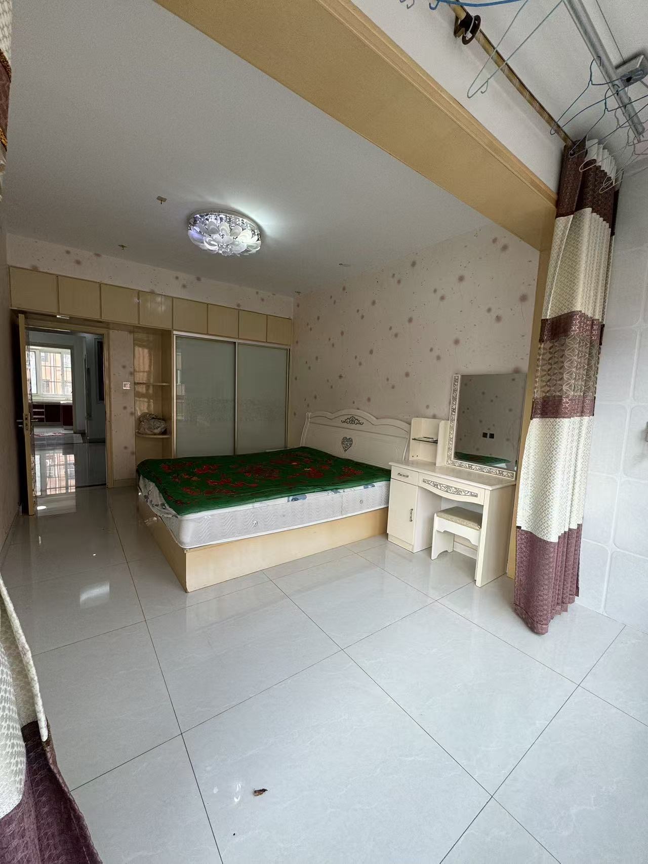 石岛西寨小区二楼三室一厅一卫一厨对外出租